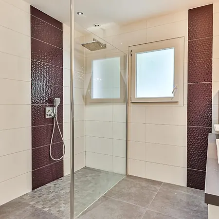 Sylvia Avec Piscine Interieure Et Espace Bien-etre فيلة